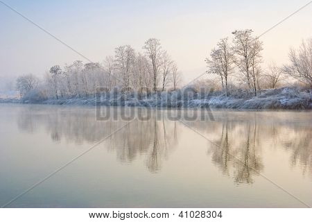 Vinter solopgang Over floden