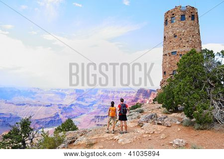 Grand Canyon lidí turistika. Tramp pár enoying pohled. Indian Desert View hlásku, jižní okraj G