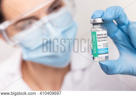 Sars - Cov2 Vaccination Concept. Close Up Covid-19 Vaccine Dose. A Doctor Or Nurse In A Laboratory H