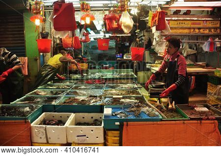 Hong Kong - 22th February, 2015:view Of Workers Sorting Fresh Catch Of Seafood In Different Containe