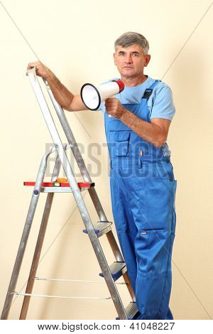 Superintendent ก่อสร้างนำซ่อมที่นั่งอยู่บนบันได