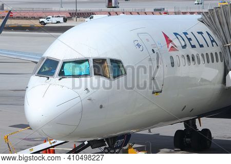 Las Vegas, Usa - April 15, 2014: Boeing 737 Of Delta Airlines At Las Vegas Mccarran International Ai