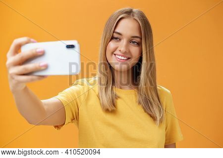 Waist-up Shto Of Outgoing And Charismatic Pretty Confident Woman With No Makeup And Tanned Skin Hold