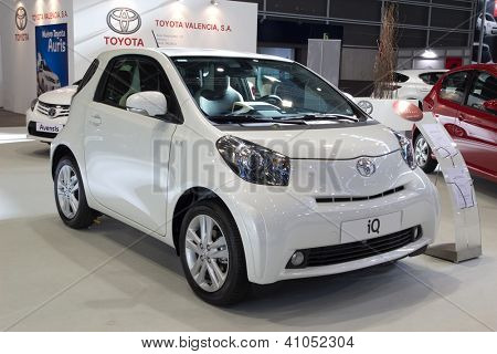 VALENCIA, Spagna - 7 dicembre - un bianco 2012 Toyota iQ Supermini veicolo all'automobile Valencia Visualizza sulla 