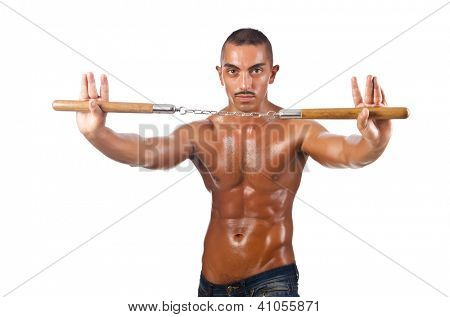 Mand i kampsport koncept med nunchucks