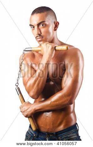 Mand i kampsport koncept med nunchucks