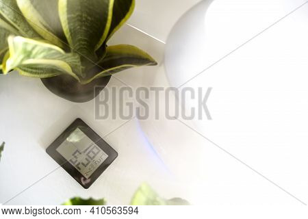 Healthy Home. Thermometer And Hygrometer. Air Humidity Measurement. Optimum Humidity At Home. Thermo