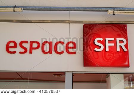 Bordeaux , Aquitaine France - 02 25 2021 : Sfr Espace Red Logo Brand Shop French Phone Operator Sign