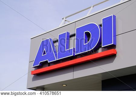 Bordeaux , Aquitaine France - 02 25 2021 : Aldi Sign Text And Brand Logo Shop Leading Global Discoun