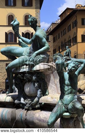 Firenze, Italy - April 21, 2017: Fountain Of Neptun By Bartolomeo Ammanati, Piazza Della Signoria, F