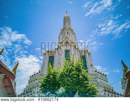 Wat Arun, Locally Known As Wat Chaeng, Is A Landmark Temple On The West (thonburi) Bank Of The Chao 