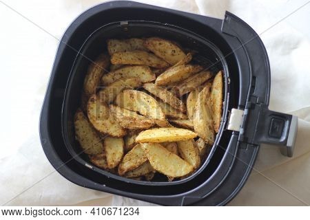 Potato Wedges Inside Air Fryer. Best Way To Fry Potatoes Without Oil.