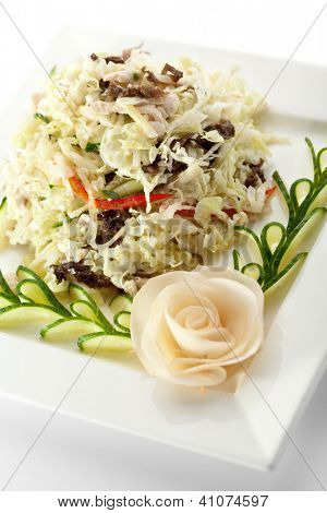 Comida chinesa - salada de repolho, carne e legumes. Guarnecido com pepino