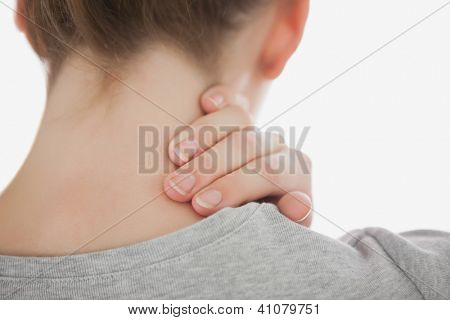 Neckache 흰색 배경에서 고통 하는 여자의 뒷 모습