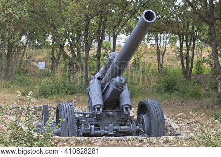 Sevastopol, Crimea, Russia - July 28, 2020: German Heavy Field 150 Mm Howitzer  Model 1918 In The Me