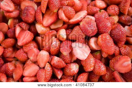 イチゴの背景としての半分の多く