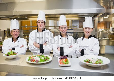 Commandes du Chef souriant derrière les salades à la kithcen