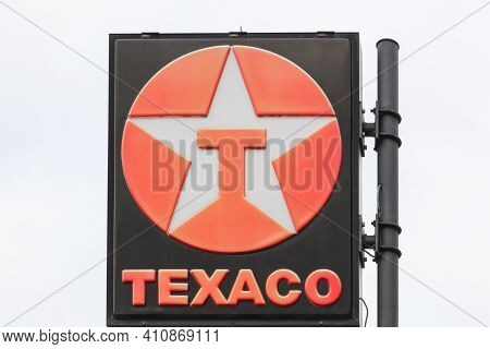 Luxembourg, Luxembourg - September2, 2018: Texaco Logo On A Pole. Texaco Is An American Oil Subsidia