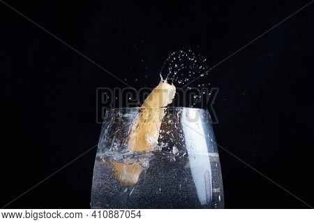 Drinking Carbonated Water Movement Drops Lemon Citrus Into A Clear Glass Splashes Fly Blurred Backgr