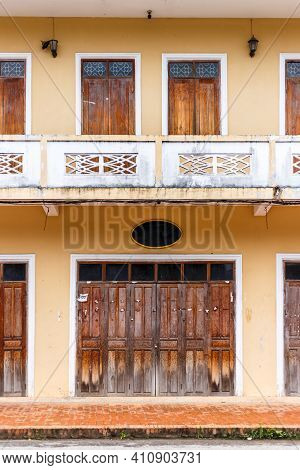 Architech Of Old Townhome With Wooden Door