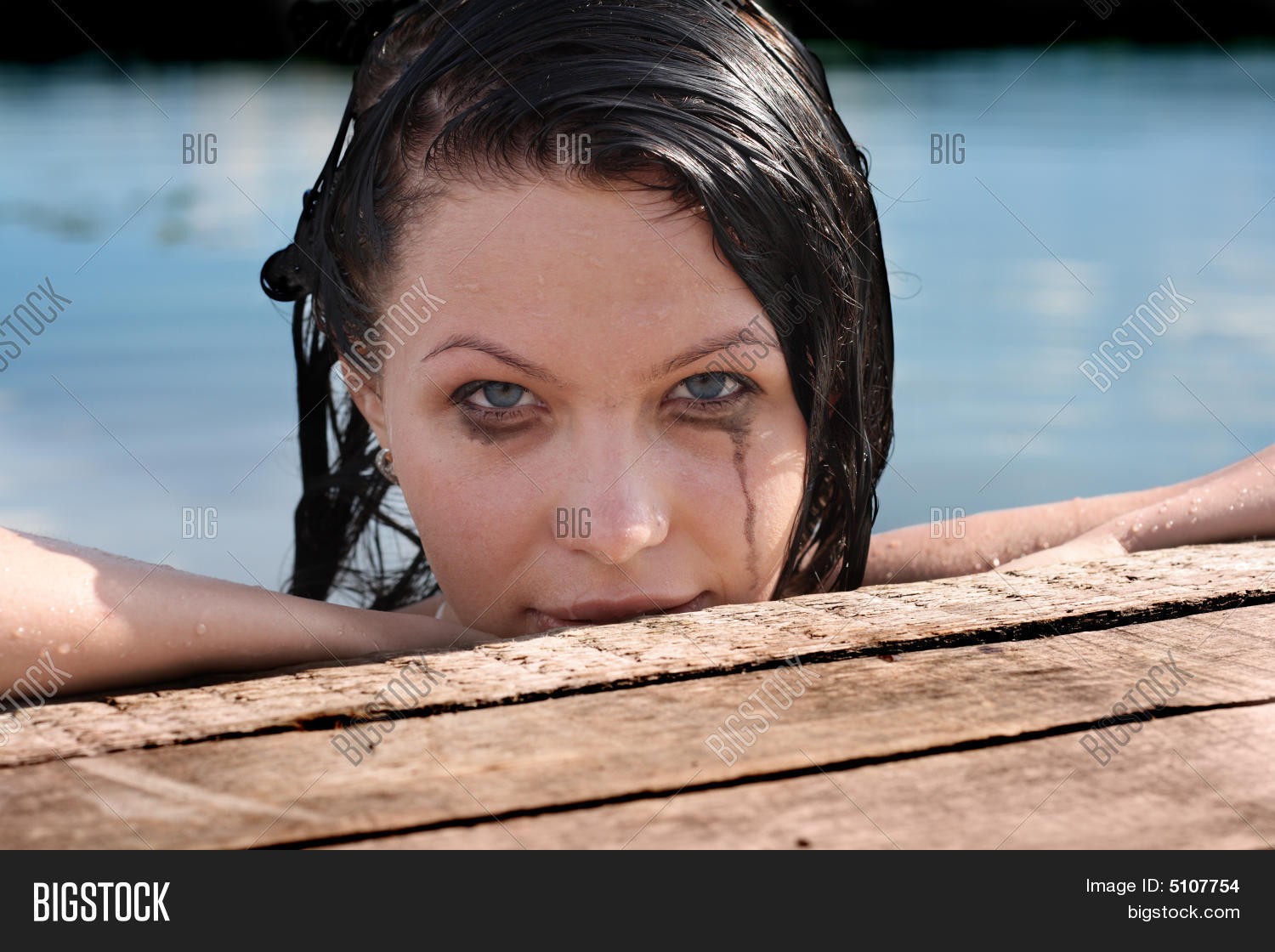 глаза после бассейна. девушки после бассейна. глаза после бассейна. красные няшки под глазами. легкое расходящееся косоглазие.