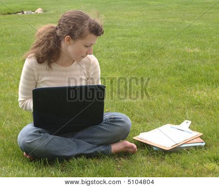 Études de la fille sur la pelouse