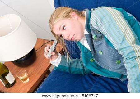 Mujer mirando vino