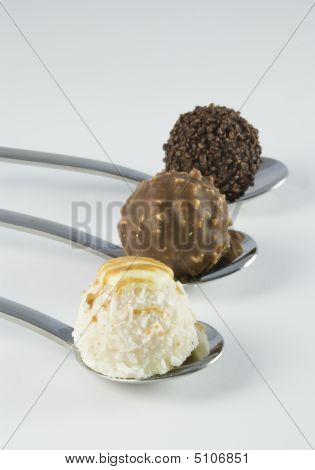 3 Truffels met lepels gerangschikt Ii