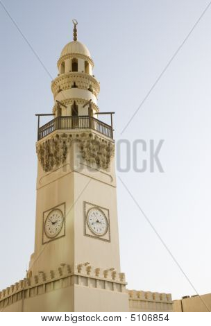 Moskee toren tegen heldere hemel