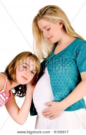 พยายามฟัง Aunts ขี่ม้าในท้องของเธอ