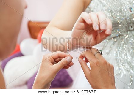 dressing the bridal jewelry