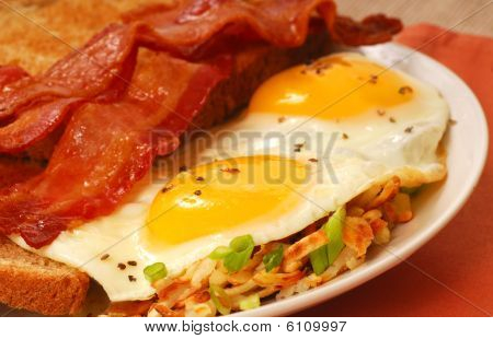 Uova, Bacon, Toast e Hash Browns