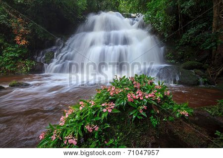Mhundaeng Waterfall Phu Hin Rong Kla; National Park At Phitsanulok, Thailand