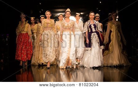 Zuhal Moda, Balkanlarin Buyulu Atesi Catwalk