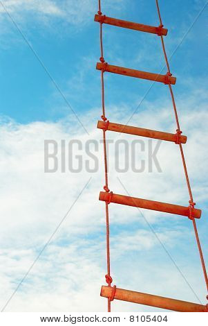 Scala di corda contro un cielo blu