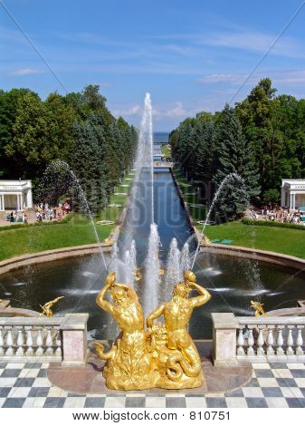 낮은 가든을 볼. 삼 손 운하입니다. peterhoff