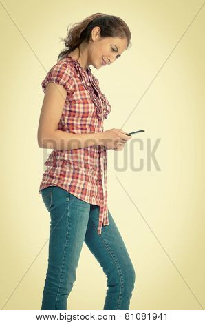 Beautiful Polynesien Woman Reading A Text On Her Phone
