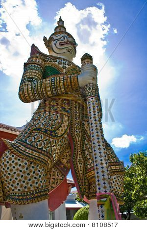 Whit kæmpe statue