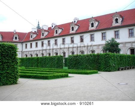 Courtyard Prague con cespugli