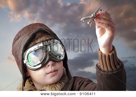 Hraje se profesionální Pilot při západu slunce