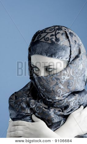 Arabisk kvinna som bär slöja, kallt ljus