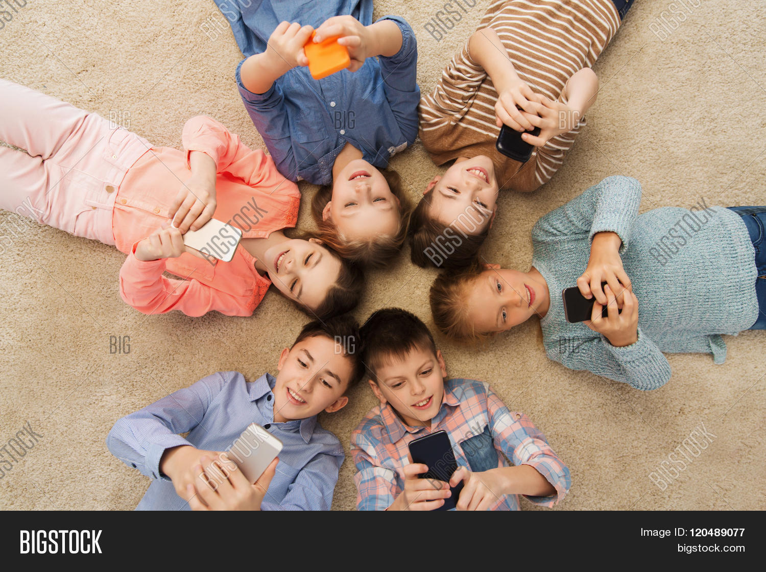 счастливый ребенок. личность ребенка лежат в. мальчики спят на ьрава. ступенька для детей. личность ребенка лежат в.