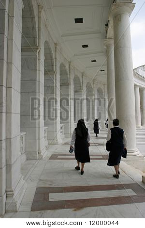 Nonnen bij het graf van de onbekende soldaat, Arlington Cemetery.