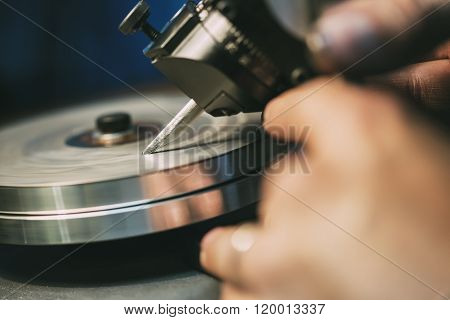 Precise sharpening with whet metal gold hand