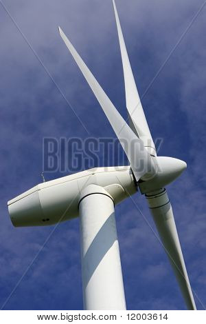 Detail der Windkraftanlage vor einem tiefblauen Himmel