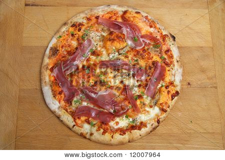 Pizza med porcini svampe og proscuitto skinke