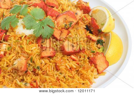 Caril de frango tikka biriani com ovo cozido
