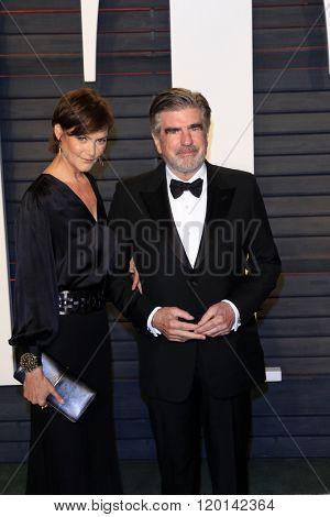 LOS ANGELES - FEB 28:  Carey Lowell, Tom Freston at the 2016 Vanity Fair Oscar Party at the Wallis Annenberg Center for the Performing Arts on February 28, 2016 in Beverly Hills, CA