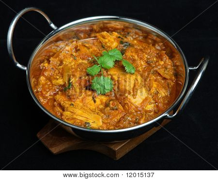 Curry di pollo indiano in balti piatto da portata.