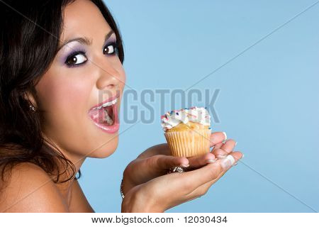 Kobieta trzyma ciastko